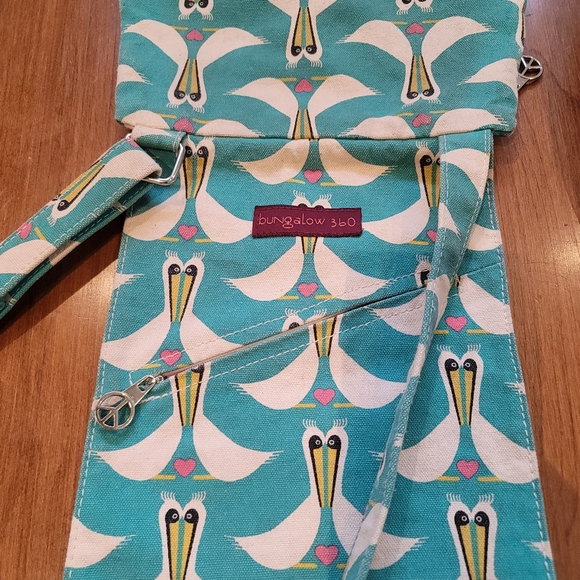 Bungalow 360 crossbody with adorable pelican print - Picture 8 of 10